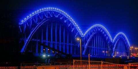 <p>
	Bis zum 3. August werden der Hafen und seine Sehenswürdigkeiten wieder in einem magischen blauen Licht erstrahlen.&nbsp;</p>
