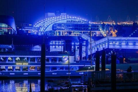 <p>
	Hamburgs Hafen erstrahlt wieder in Blau.</p>
