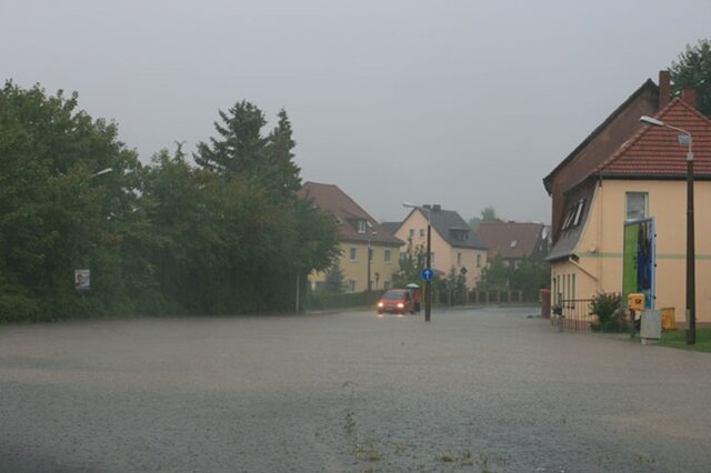 <p>
	Auch in Zwickau wurden Straßen überflutet, ...</p>
