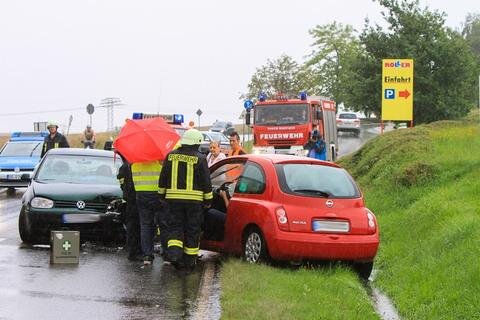 <p>
	In Steinpleis krachten zwei Fahrzeuge bei strömenden Regen frontal zusammen. Mindestens zwei Personen wurden verletzt.</p>
