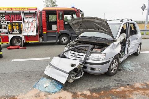 <p>
	Bei dem Zusammenstoß wurde die Fahrerin des Hyundai eingeklemmt und musste von der Feuerwehr befreit werden. Die Beifahrerin blieb unverletzt, wurde aber vorsorglich in ein Krankenhaus gebracht.</p>
