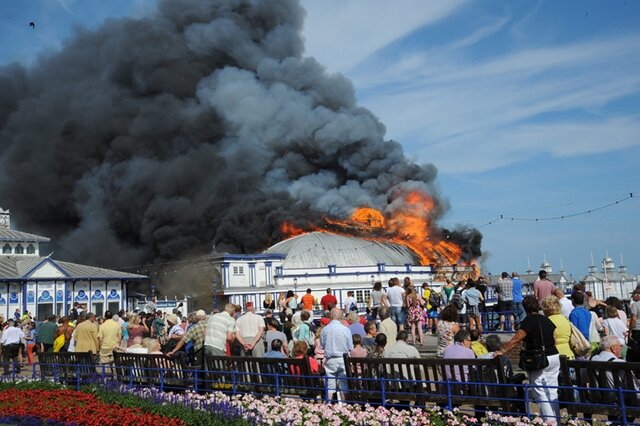 <p>
	Ein Kurzschluss hat nach ersten Erkenntnissen das Feuer auf der berühmten Seebrücke in südenglischen Eastbourne verursacht.</p>
