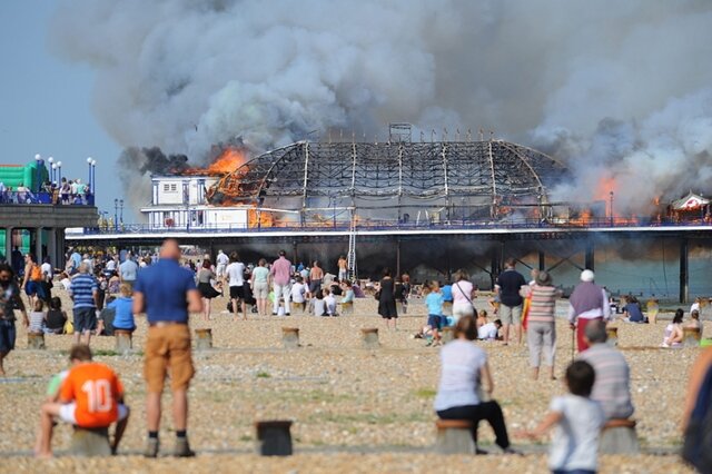 <p>
	Englische Seebrücken haben immer wieder unter Flammen zu leiden. 2003 brannte der 148 Jahre alte West Pier in Brighton komplett ab. Er hatte zweimal innerhalb von zwei Monaten Feuer gefangen. In Essex wurde 2005 die längste Vergnügungsseebrücke der Welt bei einem Brand schwer beschädigt. Auch 2008 und 2010 brannten Seebrücken.</p>
