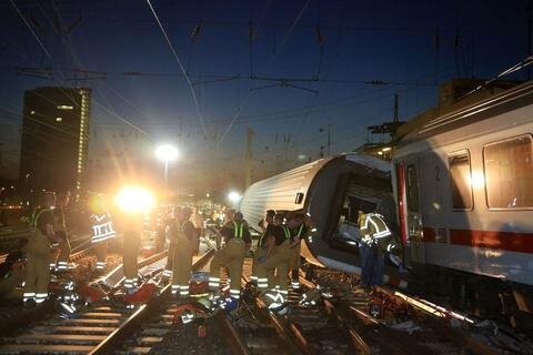 <p>
	Dutzende Menschen sind beim Zusammenstoß eines Eurocitys und eines Güterzugs in Mannheim verletzt worden.&nbsp;</p>
