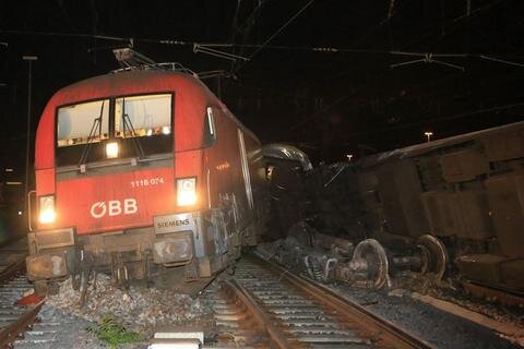 <p>
	Die Deutsche Bahn berief sich auf die Bundespolizei und berichtete von 35 Verletzten. Vier von ihnen seien schwer verletzt, aber alle Passagiere seien außer Lebensgefahr, sagte eine Sprecherin.</p>
