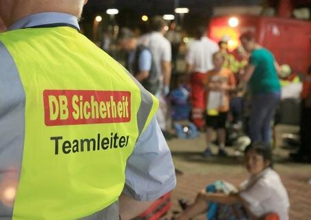 <p>
	Zahlreiche Rettungskräfte waren im Einsatz, der Mannheimer Hauptbahnhof wurde gesperrt. Auch am Samstag werden Behinderungen erwartet. Sowohl im Regional- als auch im Fernverkehr wird es nach Angaben der Bahn zu «Umleitungen und Teilausfällen» kommen.</p>

