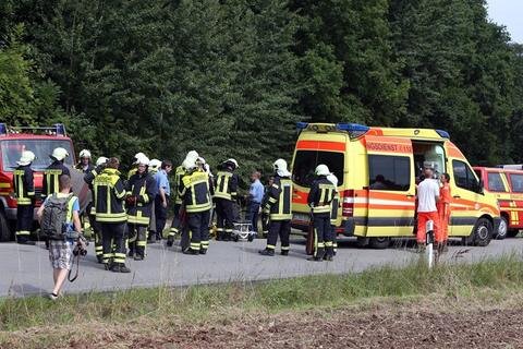 <p>
	Der Fahrer wurde schwer verletzt und von den Freiwilligen Feuerwehren Lugau und Ursprung aus dem Wrack gerettet.</p>
