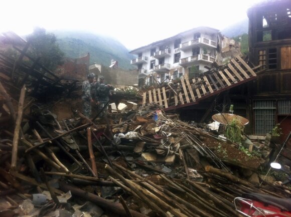 <p>
	Hunderte Menschen sind nach dem gestrigen Erdbeben in China tot. Aber die Bergung läuft schleppend. Erdrutsche haben Straßen verschüttet. Dann gibt es auch noch Platzregen. Den Helfern rennt die Zeit weg.</p>
