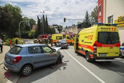 <p>
	Gegen 13.15 Uhr fuhr der 87-jährige Fahrer eines Skoda auf der Chemnitzer Straße in Richtung Stollberg.</p>

