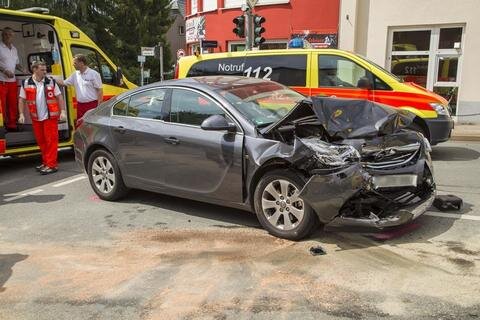<p>
	Der 73-jährige Opel-Fahrer trug leichte Verletzungen davon. Der entstandene Sachschaden liegt bei rund 15.000 Euro.</p>
