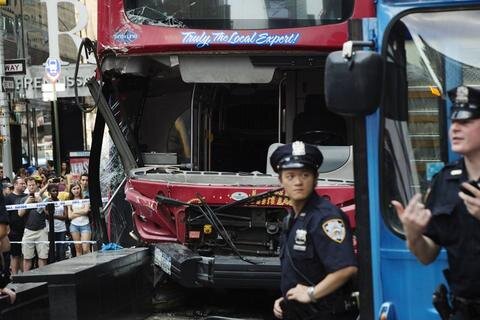 <p>
	Zwei Doppeldecker-Busse, die Stadtrundfahrten für Touristen anbieten, sind im New Yorker Stadtteil Manhattan in einen schweren Unfall verwickelt gewesen.</p>
