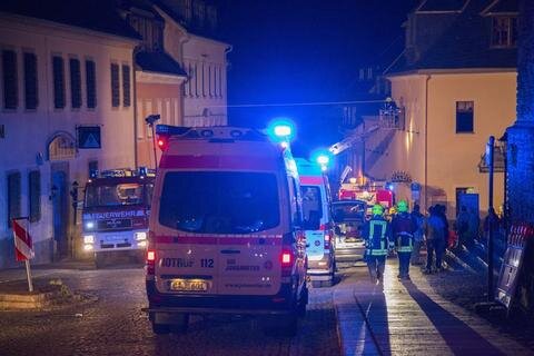 <p>
	Kurz vor dem Brand in der Großen Kirchgasse war die Feuerwehr zu einem Einsatz am Eduard-Winterstein-Theater gerufen worden. Ein Fehlalarm, wie sich später rausstellte.</p>
