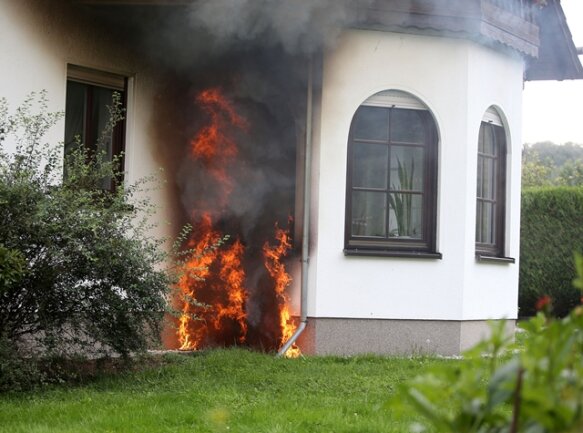 <p>
	Eine 66-jährige Eigenheimbesitzerin ist am Donnerstagmorgen bei einem Brand in ihrem Haus in Grumbach verletzt worden.</p>
