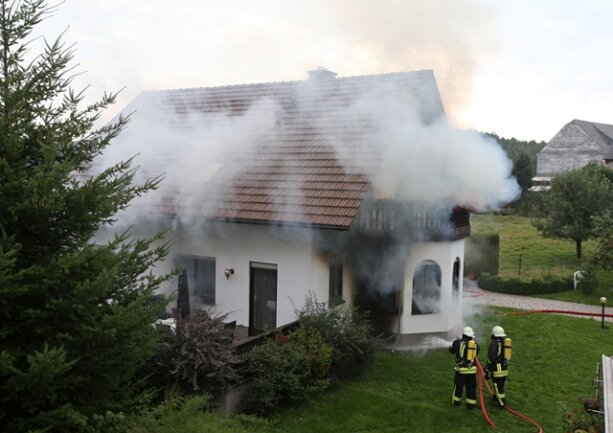 <p>
	Der Schaden wird derzeit auf etwa 80.000 Euro geschätzt. Die Brandursachenermittler der Kripo Zwickau haben die Ermittlungen zur Brandursache aufgenommen.</p>
