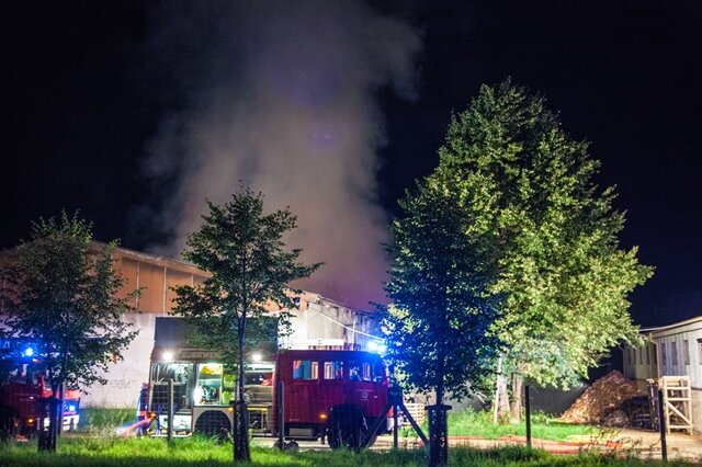 <p>
	Ein Großbrand ist am späten Donnerstagabend in einer Lagerhalle für Stroh- und Landwirtschaftsmaschinen in Neumark ausgebrochen.</p>
<p>
	&nbsp;</p>
