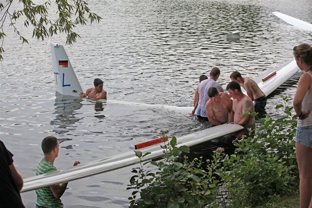 <p>
	Timo Lehrke (FG Freudenstadt), ein Teilnehmer der deutschen Junioren-Meisterschaften, die derzeit in Zwickau stattfinden, war gezwungen, seine ASW 15 einer unfreiwilligen Wasserung zu unterziehen.</p>
