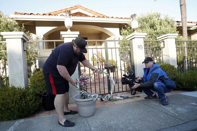 <p>
	Nachbarn und Fans des Schauspielers legten Blumen und einen herzförmigen Kranz vor Williams' Haus nieder.</p>
