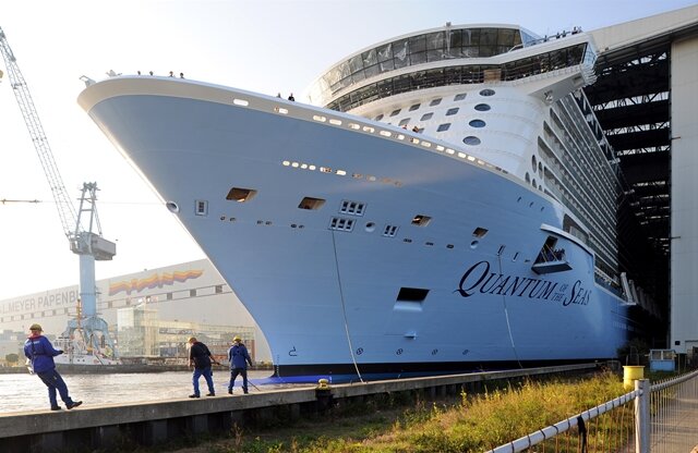 <p>
	Das Kreuzfahrtschiff «Quantum of the Seas» hat am Mittwoch das überdachte Baudock der Meyer Werft in Papenburg verlassen. Der Ozeanriese ist nach Werftangaben mit fast 168 000 Bruttoregistertonnen das derzeit drittgrößte Kreuzfahrtschiff der Welt.&nbsp;</p>

