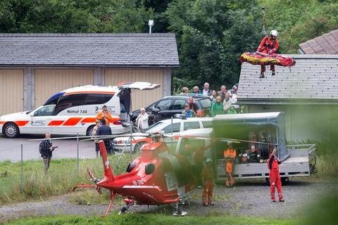 <p>
	Bis zu 100 Rettungskräfte seien zu der Unglücksstelle geeilt. Die Schweizer Rettungsflugwacht schickte vier Helikopter, auch mehrere Feuerwehren waren im Einsatz.</p>
