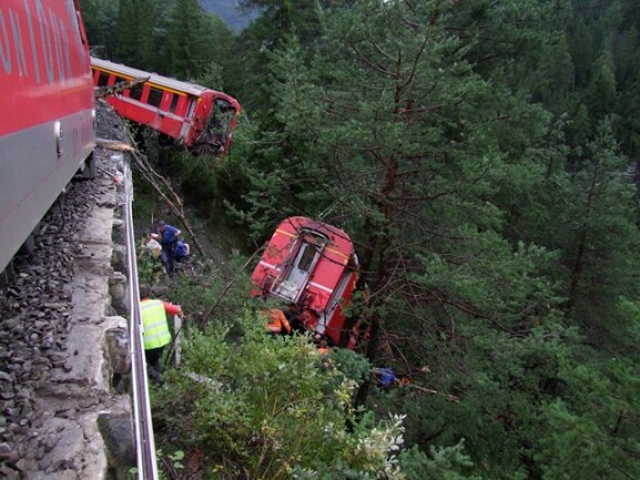 <p>
	Unmittelbar neben einer Alpenschlucht ist am Mittwoch in der Schweiz ein Zug mit rund 200 Menschen entgleist.</p>
