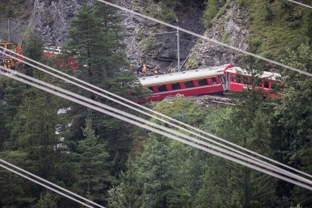 <p>
	Der Zug der Rhätischen Bahn war auf der auch bei Touristen sehr beliebten Strecke nahe Tiefencastel im Kanton Graubünden auf einen Erdrutsch aufgefahren, wie ein Polizeisprecher berichtete.</p>

