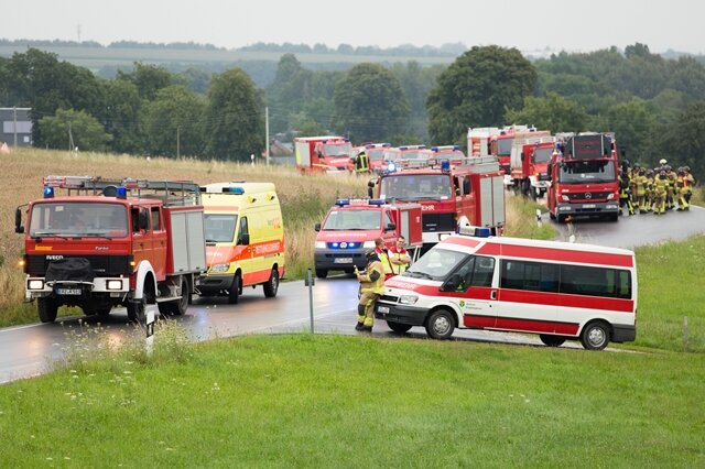 <p>
	Im Einsatz waren die Feuerwehren aus Stollberg, Oelsnitz, Beutha, Oberdorf und Thalheim, außerdem die Führungsgruppe der Wehren Adorf, Neukirchen, Jahnsdorf und Neuwürschnitz.</p>

