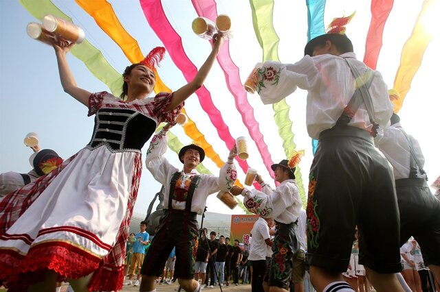 <p>
	An den 16 Tagen des Bierfestes wollen die Veranstalter mehr als vier Millionen Besucher anlocken. Qingdao beansprucht seit Jahren den Titel als größtes Bierfest Chinas. Aber damit ist es noch weit von Münchens Besucherzahlen entfernt: Etwa sechs Millionen Menschen strömen jedes Jahr auf die Wiesn.</p>
