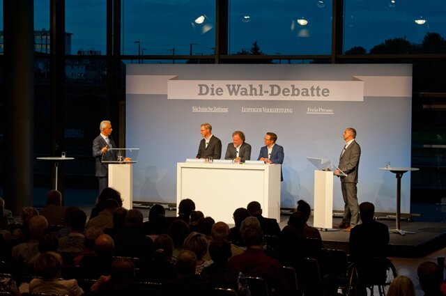 <p>
	Sachsens Ministerpräsident Stanislaw Tillich (CDU) und der Spitzenkandidat der Linken, Rico Gebhardt, sind am Montag in Dresden zu einer öffentlichen Debatte im Vorfeld der Landtagswahl am 31. August zusammengetroffen.</p>
