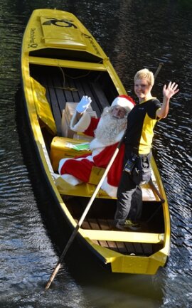 <p>
	<span class="Text">Während seiner traditionellen Reise auf der Suche nach neuen Geschenkideen kommt der Weihnachtsmann mit einem Kahn über ein Fließ ins Spreewalddorf Lehde (Brandenburg). </span></p>
