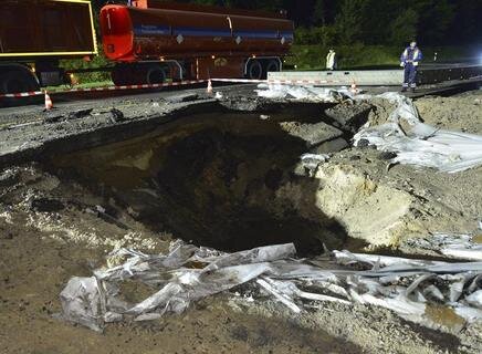 <p>
	Ein riesiges Loch klaffte am Dienstag auf der Autobahn 3 bei Offenbach (Hessen) nach der Sprengung einer Weltkriegsbombe in der Fahrbahn.</p>
