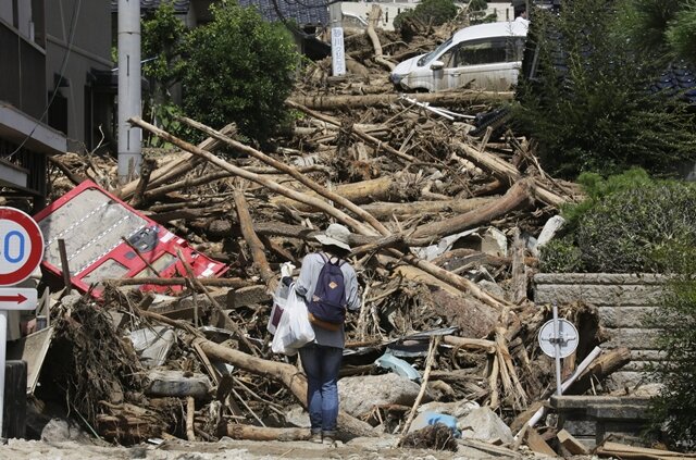 <p>
	Bei Unwettern im Westen Japans sind mindestens 39 Menschen ums Leben gekommen. Einige werden noch vermisst.</p>
