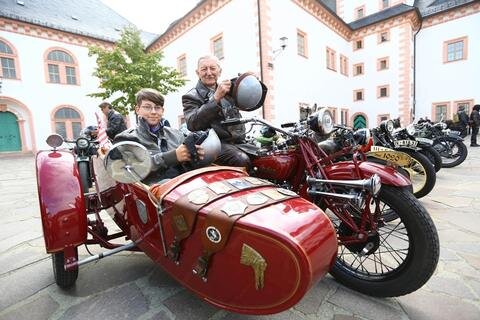 <p>
	<span class="Text">Erstmals wird die Tour nördlich von Chemnitz angeboten. Im Bild Horst Kleinweber mit Enkel Hannes Götze aus Freiberg.</span></p>
