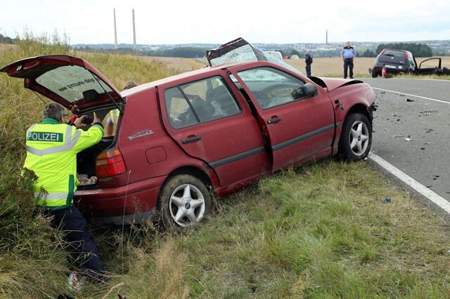 <p>
	Die Fahrerin des Fiat und ihre 51-jährige Beifahrerin wurden ebenfalls schwer verletzt. An den Fahrzeugen entstand wirtschaftlicher Totalschaden.</p>
