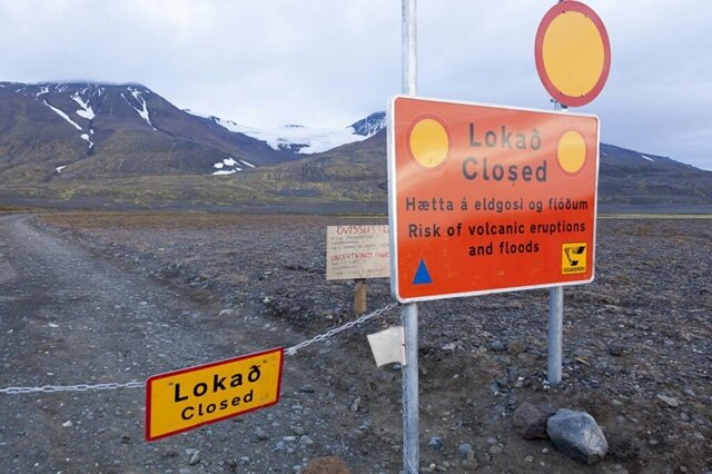 <p>
	Schon seit Tagen brodelt und bebt der Vulkan Bárdarbunga auf Island. Nun hat es eine kleine Lava-Eruption gegeben, Flugzeuge dürfen rund um den Vulkan nicht mehr fliegen - dort gilt nun die höchste Warnstufe «Rot».</p>
