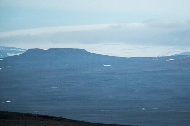 <p>
	Ein Flugzeug der Küstenwache überfliege die Region, um Daten zu sammeln, teilte das Meteorologische Institut auf Island mit. «Es hat bislang keine Aktivität auf der Oberfläche des Gletschers festgestellt», hieß es aus der Forschungsabteilung des Instituts. Es gebe keine Zeichen von Explosionen. Dies könne bedeuten, dass unter Umständen nur sehr geringe Mengen Lava in Berührung mit dem Eis gekommen seien.</p>
