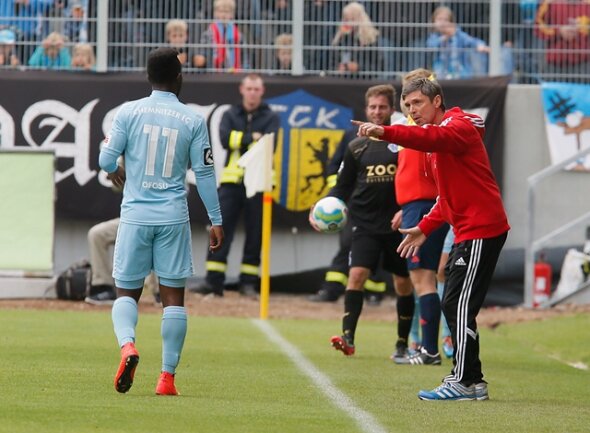 <p>
	Der Chemnitzer FC hat die Tabellenführung in der 3. Fußball-Liga verloren. Am Sonntag kam die Mannschaft von Trainer Karsten Heine nicht über ein 0:0 gegen den MSV Duisburg hinaus.&nbsp;</p>

