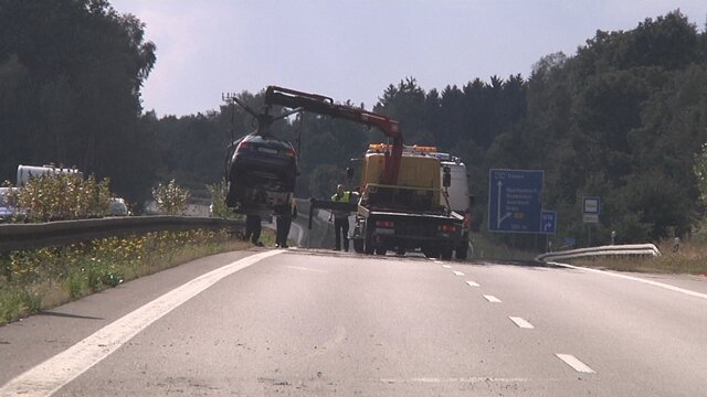 <p>
	Nach einem schweren Unfall auf der A72 nahe der Anschlussstelle Reichenbach am Sonntagnachmittag musste die Autobahn Richtung Hof während der Unfallaufnahme und Bergung voll gesperrt werden.</p>
