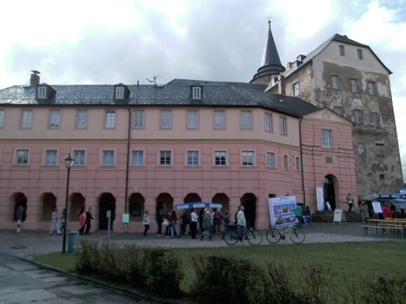 <p>
	Inzwischen gehört das Schloss der Stadt Pausa-Mühltroff.</p>
