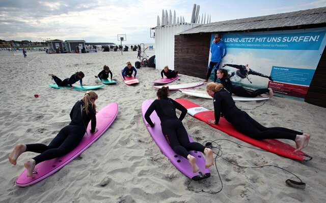 <p>
	Auch Surfschulen nutzen für ihre Kurse die Wellen der Fähren.</p>

