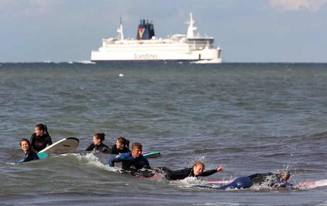 <p>
	<span class="Text">Dafür nutzen die Surfer vor allem die Wellen der Scandlines-Fähren.</span></p>
