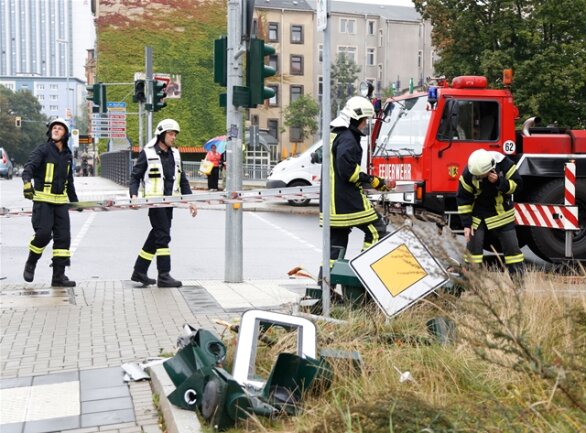 <p>
	Am Dienstagvormittag ist auf der Kreuzung Hartmannstraße/Schlossstraße ein Laster gegen eine Ampel gefahren, die daraufhin umzukippen drohte.</p>
