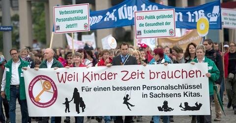 <p>
	Bei einer Bollerwagendemonstration in Dresden haben Eltern, Erzieher und Verbände aus ganz Sachsen eine bessere Betreuung in den Kindertagesstätten gefordert.</p>
