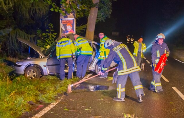<p>
	Ein 30 Jahre alter Autofahrer ist am Dienstagabend auf der Oberfrohnaer Straße in Chemnitz mit seinem Auto gegen einen Baum geprallt und ums Leben gekommen.</p>
