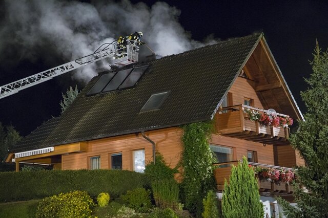 <p>
	Im Dachbereich eines Wohnhauses in Griesbach ist am Dienstagabend ein Feuer ausgebrochen.</p>
