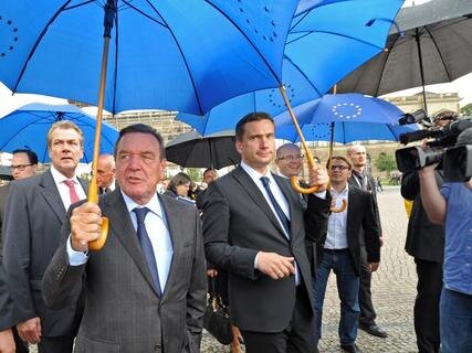<p>
	SPD-Spitzenkandidat Martin Dulig empfing Alt-Kanzler Gerhard Schröder in Dresden.</p>
