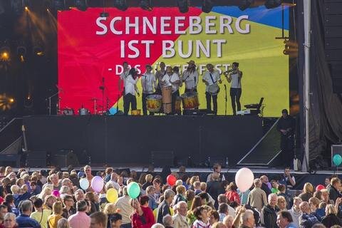 <p>
	Tausende Menschen haben am Freitag am Bürgerfest unter dem Motto „Schneeberg ist bunt“ teilgenommen.</p>
