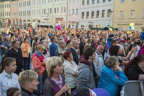 <p>
	Der Mittelstands- und Marketingverein Schneeberg bekam für sein Bürgerfest von der Stadt den Marktplatz zugesprochen, die NPD musste mit dem kleinen Platz an der Hospitalkirche vorliebnehmen.</p>
