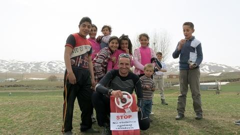 <p>
	Auf dem Weg auf den 4058 Meter hohen Süphan (Ostanatolien) begegnete er 2013 in dem kleinen kurdischen Dorf Harmantepe vielen Kindern, die von dem kleinen Auto begeistert waren. Gau versprach wieder zu kommen - mit neuen Bobbycars. In diesem Frühjahr löste er sein Versprechen ein.</p>
