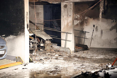 Beim Brand in einem Wohn- und Geschäftshaus sind in der Nacht zum Sonntag drei Fahrzeuge ein Raub der Flammen geworden.