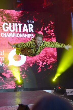 <p>
	Lee 'Brymtime' Brymer aus Kanada in Aktion beim Luftgitarrenwettbewerb.</p>
